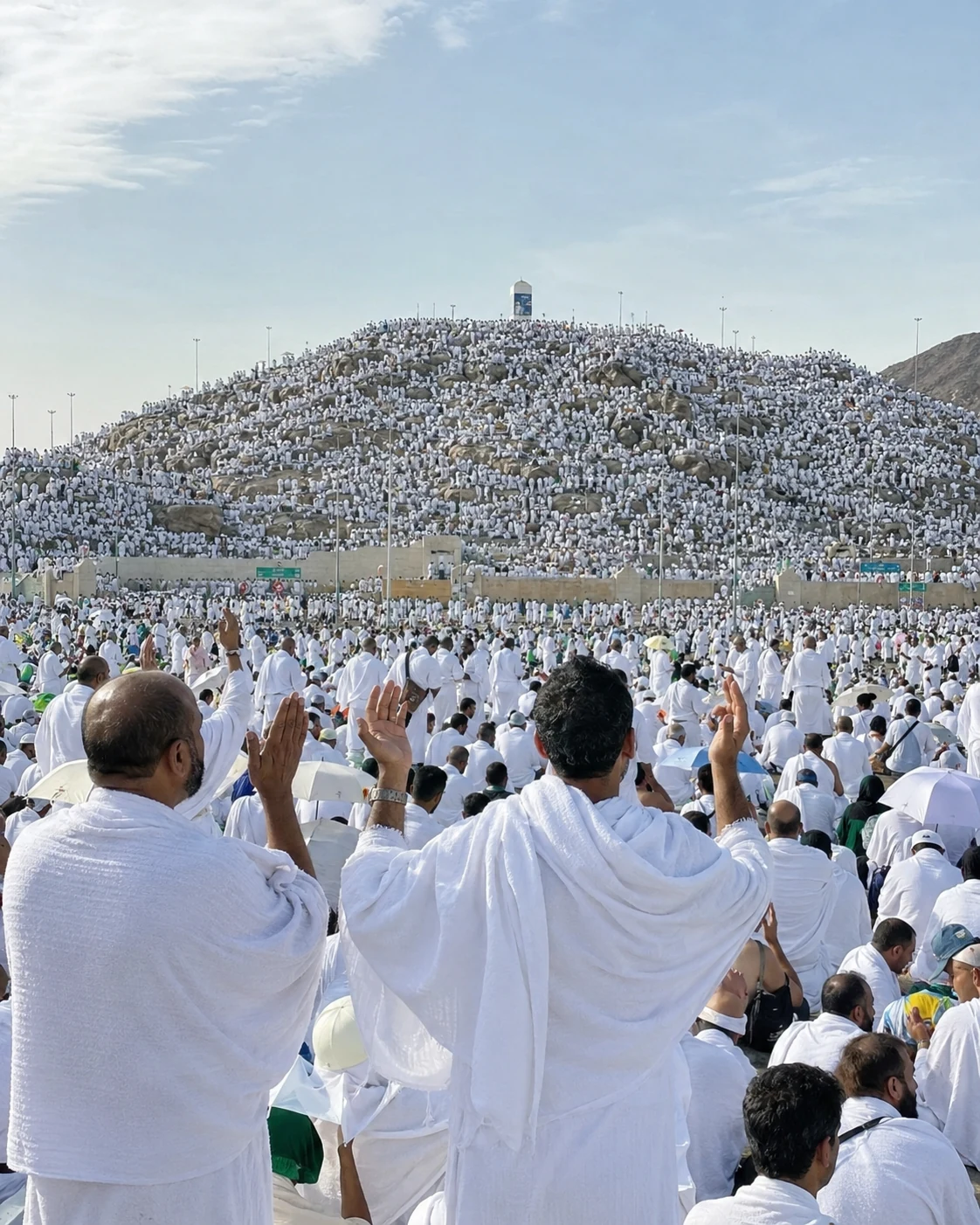 Arafat bölgesinde dua eden hacı adayları